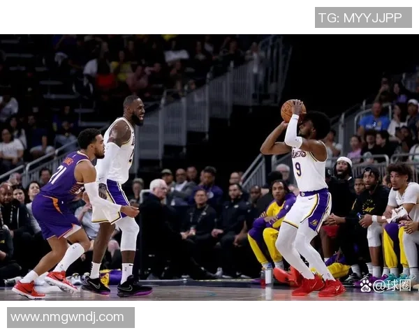 足球明星亲临NBA现场观赛引发球迷热议与互动盛况